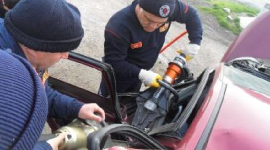 Otomobil &Ccedil;eşmeye &Ccedil;arptı: 2 &Ouml;l&uuml;, 1 Yaralı