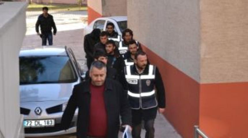 Banka Soyguncusu 4 Kişi &Ccedil;ıkarıldıkları Mahkemece Tutuklandı