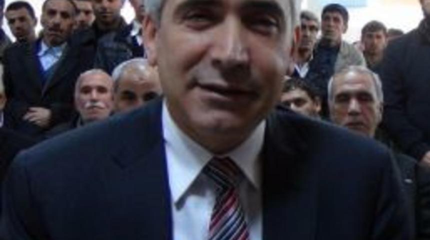 Partililerin Bayrak Asma Kavgası: 2 Yaralı