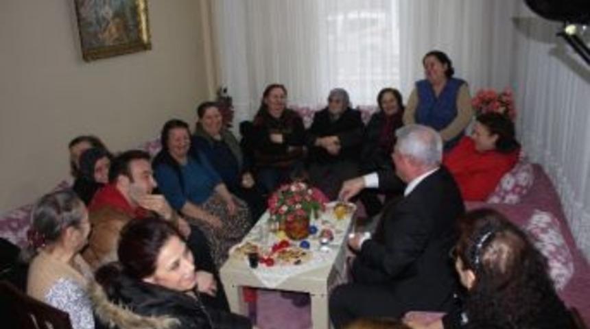 Başkan Sedef&ccedil;i'nin Ev Ziyaretleri S&uuml;r&uuml;yor