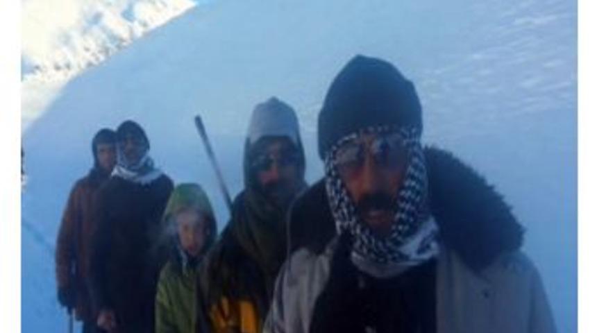 3 Yaşındaki Çocuğunun Cenazesini Çuvala Koyup Sırtlarında Taşıdılar