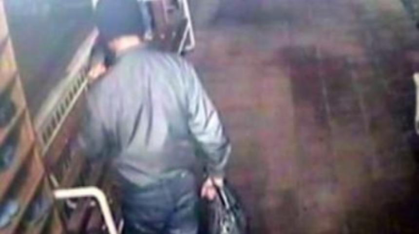 Camideki Ayakkabıları Koklayıp &Ccedil;aldı