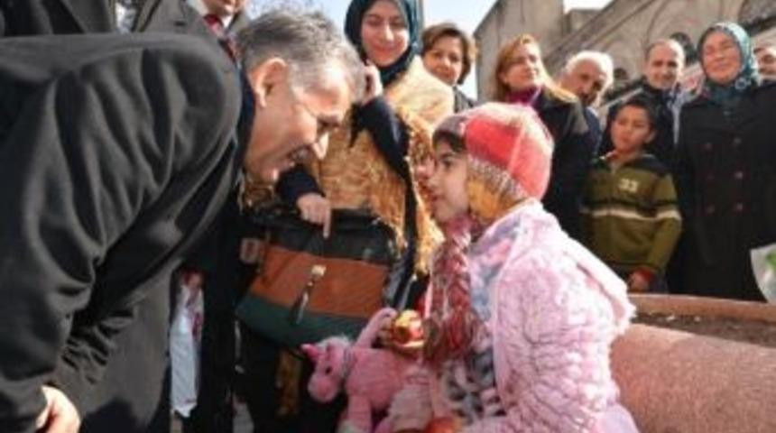 Başkan B&uuml;y&uuml;kkılı&ccedil; Kapalı &Ccedil;arşı Esnafı İle Kucaklaştı