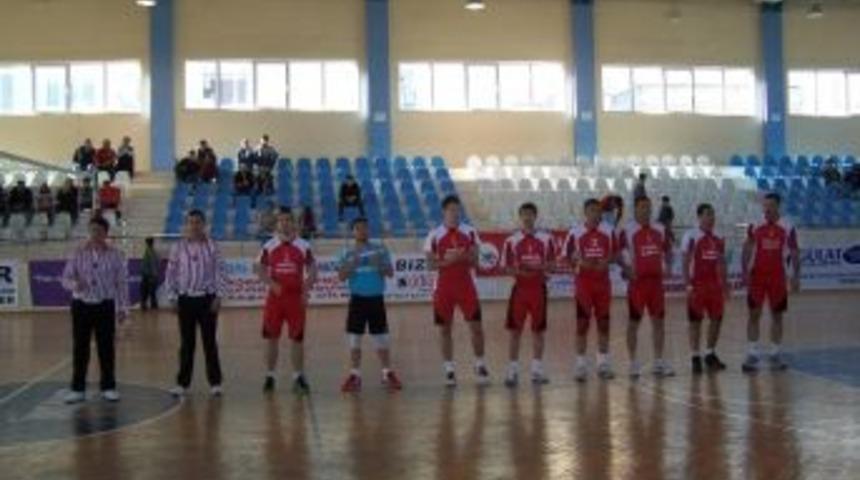 Gen&ccedil;likspor'da Y&uuml;zler G&uuml;l&uuml;yor