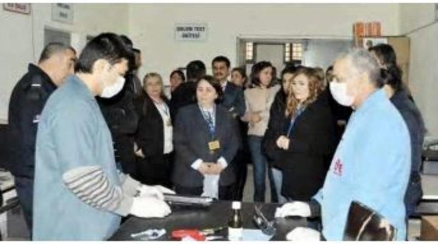 Ad&uuml;&rsquo;n&uuml;n G&ouml;n&uuml;ll&uuml; Personellerinden Cezaevine Ziyaret