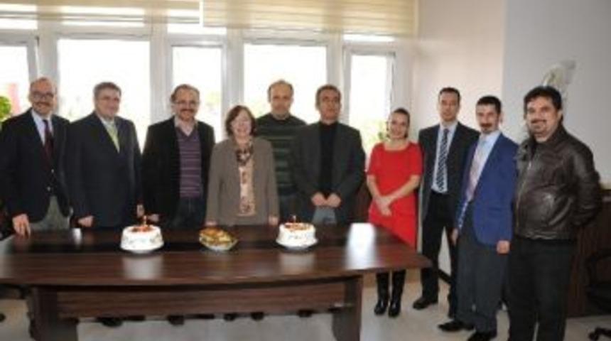 Diploma Eki Etiketi Hazırlayan Ad&uuml;&rsquo;l&uuml; Personele Pastalı Kutlama