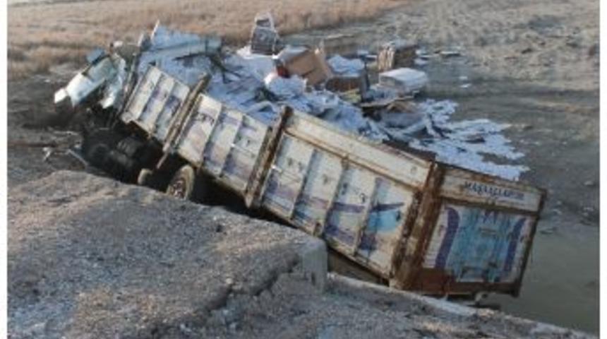 Ambalaj Y&uuml;kl&uuml; Kamyon Devrildi:2 Yaralı