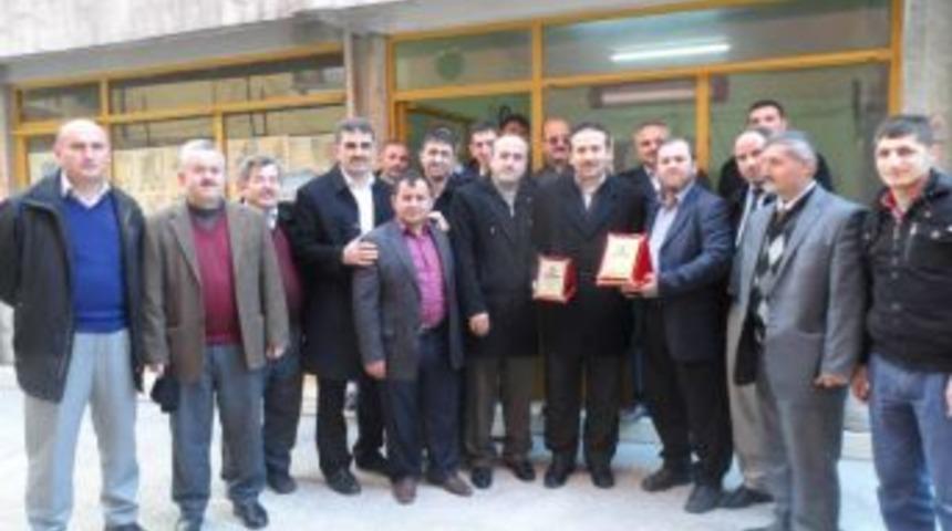 Din g&ouml;revlileri Mehmet Şen'e plaket verdi