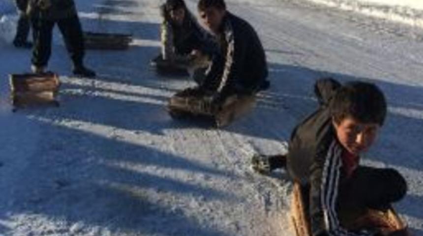 Vanlı &Ccedil;ocukların Kızak Keyfi