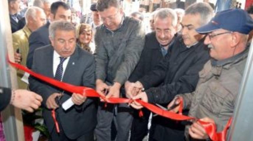 Ak Parti&rsquo;li Mustafa Savaş, Makası Halka Verdi