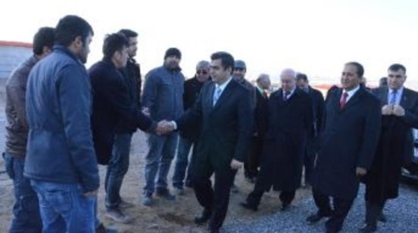 Vali Orhan D&uuml;zg&uuml;n &ldquo;m&uuml;lteci Ve Sığınmacılar Kabul Ve Geri G&ouml;nderme Merkezi&rdquo; İnşaatında İncelemelerde Bulundu