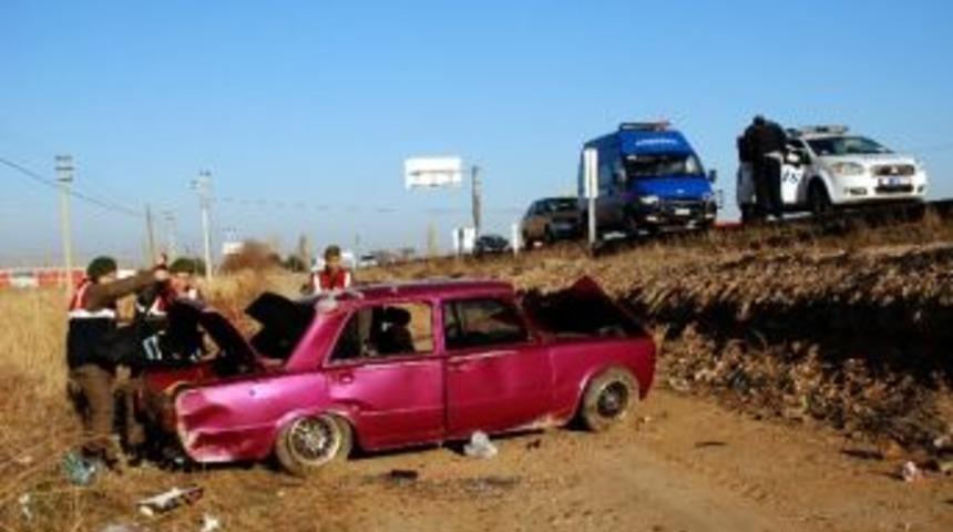 Aksaray&rsquo;da Otomobil Şarampole Yuvarlandı: 3 Yaralı