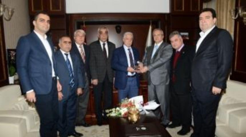 Amat&ouml;r Kul&uuml;plerden Aldırmaz&rsquo;a Plaket