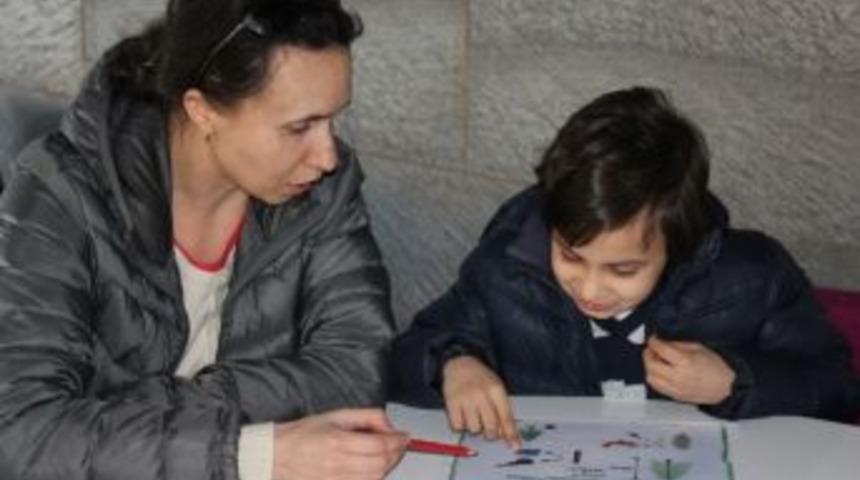 Rus Anne Oğluna T&uuml;rk&ccedil;eyi Resimlerle &Ouml;ğretti