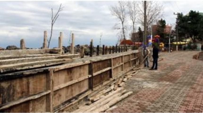 Fırtınada Kabaran Denize Tirebolu&rsquo;da İstinat Duvarlı &Ouml;nlem