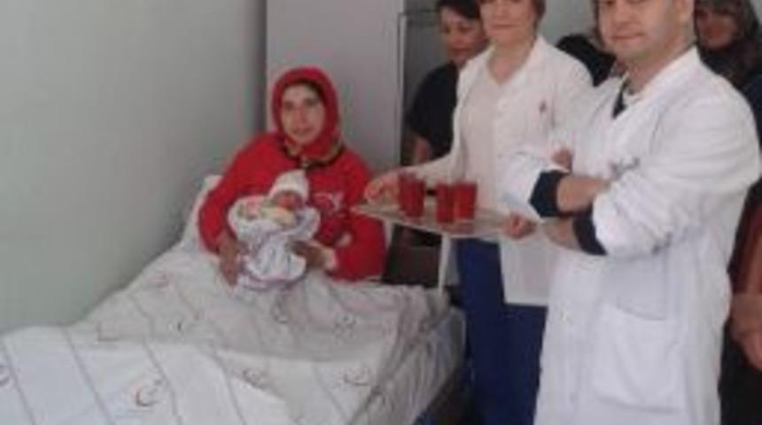 Finike Devlet Hastanesi&rsquo;nde Doğum Yapan Annelere Lohusa Şerbeti