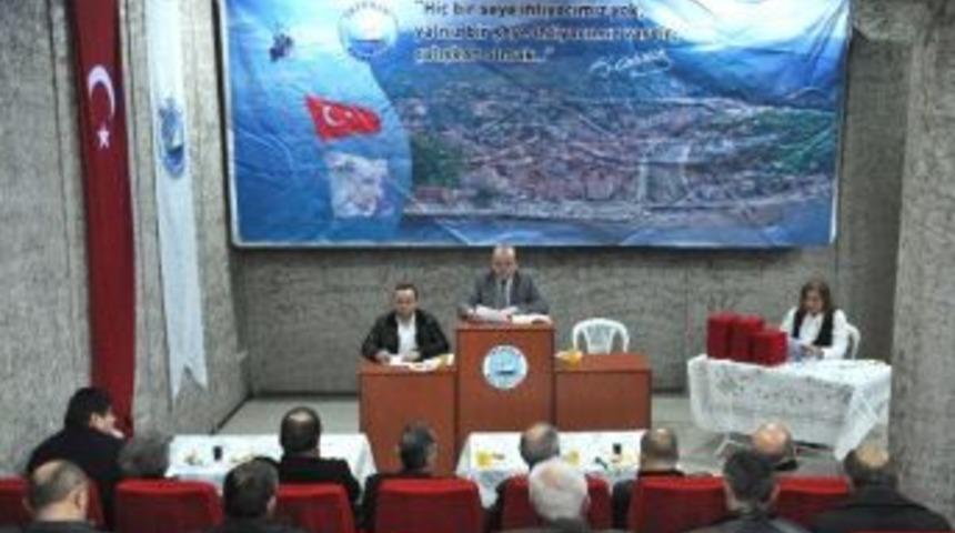 Başkan Uzuner&rsquo;den Mahalle Muhtarlarına Ve Belediye Meclis &Uuml;yelerine Plaket