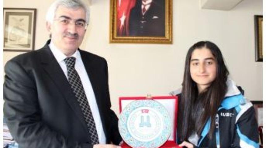 B&uuml;y&uuml;kşehir'in Kayak&ccedil;ısı Gap'ın Yıldızı Oldu