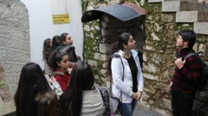 Gen&ccedil;lik Merkezi &Uuml;yeleri Ahi Yusuf Cami&rsquo;nin İ&ccedil; Ve Dış Temizliğini Yaptı