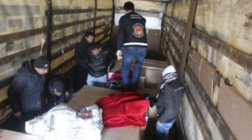 Kapıkule'de Tır'ın Dorsesinde 5 Ka&ccedil;ak G&ouml;&ccedil;men Yakalandı