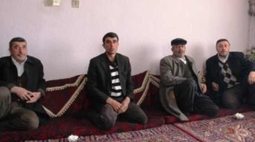&Ccedil;ocuğunun Cenazesini &Ccedil;uvalda Taşıyan Baba Taziyeleri Kabul Ediyor