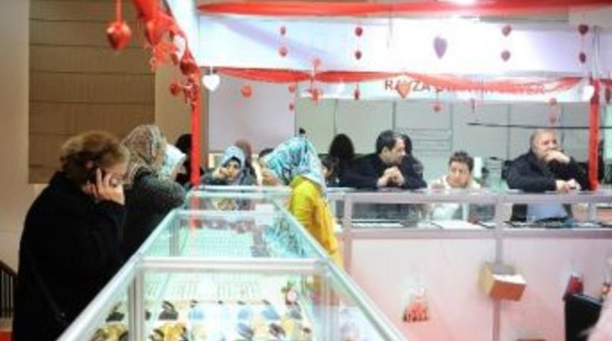 Outlet M&uuml;cevher G&uuml;nlerine Yoğun İlgi