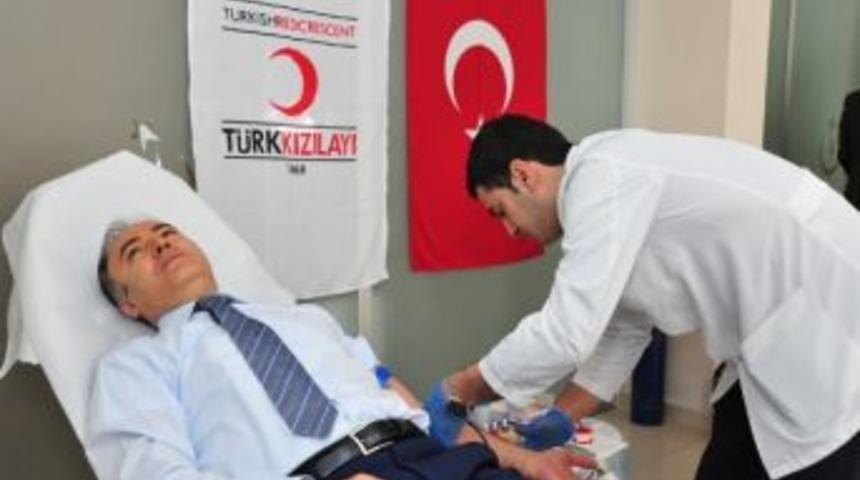Vali Altıparmak Kan Bağışında Bulundu
