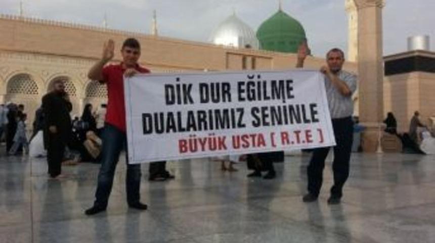 (&ouml;zel Haber) Tavaf Sırasında Başbakan'a Destek Pankartı A&ccedil;tılar