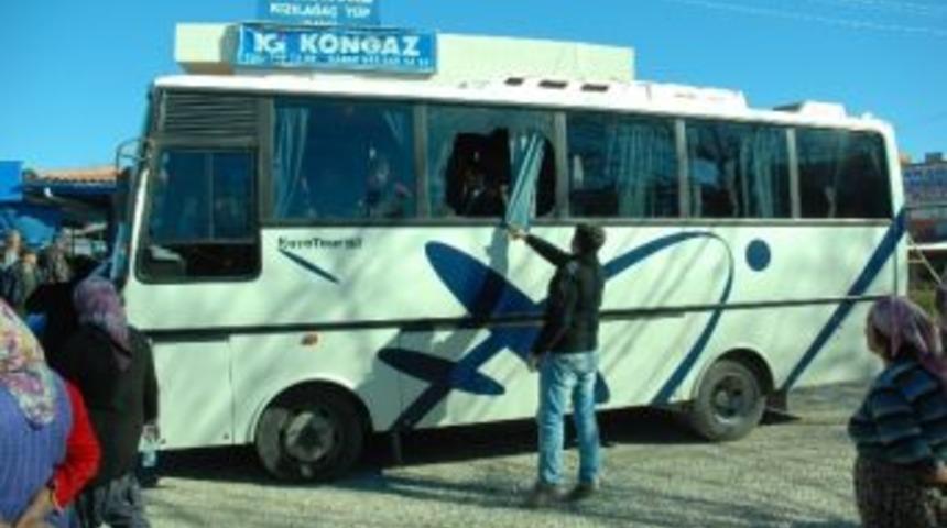 K&ouml;yl&uuml; Kadınlar Midib&uuml;s&uuml;n &Ouml;n&uuml;ne Oturup Eylem Yaptı