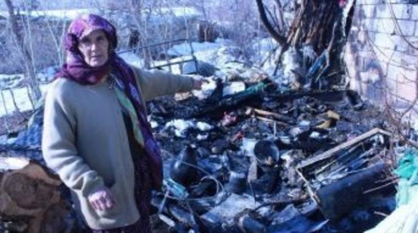 (&ouml;zel Haber) Evleri Yanan Yaşlı &Ccedil;ift Yardım Bekliyor