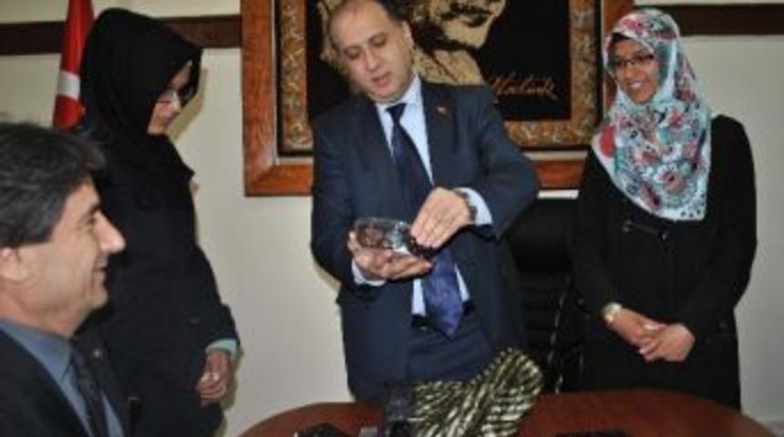 Vali Çomaktekin Başarıyı Kitapla Ödüllendirdi