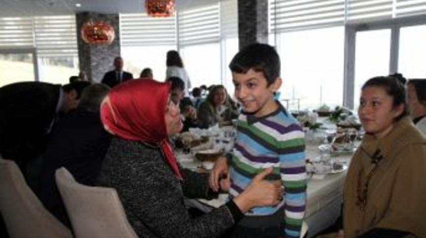 Vali Karaloğlu&rsquo;ndan &Ccedil;ocuklara Karne S&uuml;rprizi