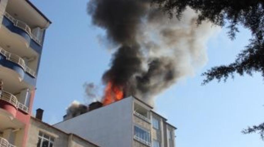 5 Katlı Apartmanın Çatısı Alev Alev Yandı
