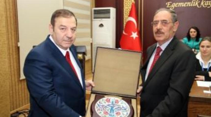 Mecliste Hizmete Teşekk&uuml;r Plaketi