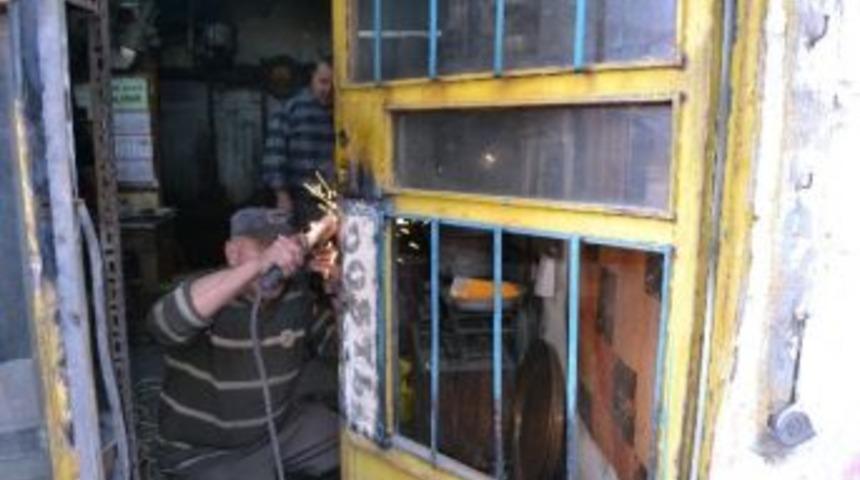 İskilip&rsquo;te Bakırcı D&uuml;kkanı Soyuldu