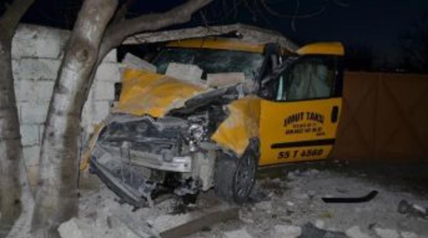 Bah&ccedil;e Duvarına &Ccedil;arpan S&uuml;r&uuml;c&uuml; Hayatını Kaybetti