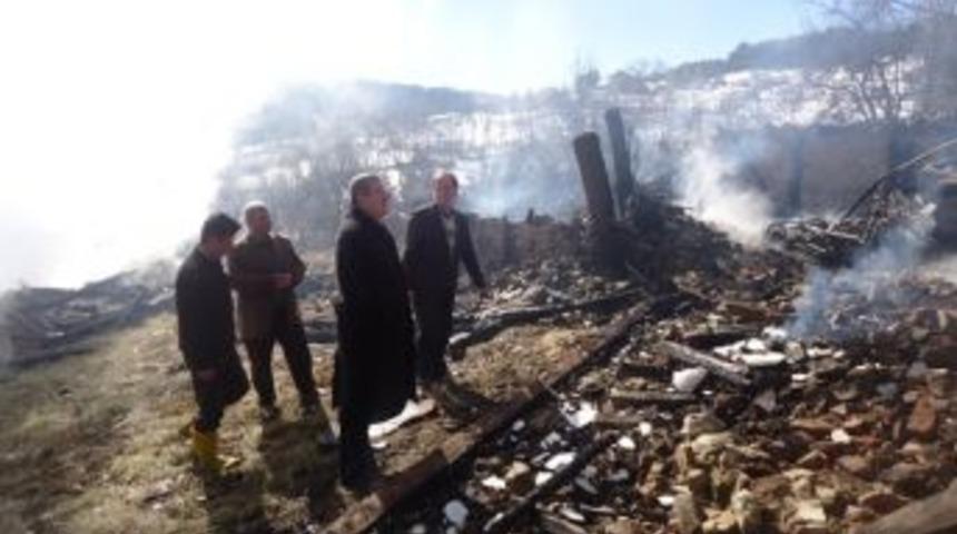 Karab&uuml;k&rsquo;te K&ouml;y Yangınında 3 Ev K&uuml;l Oldu