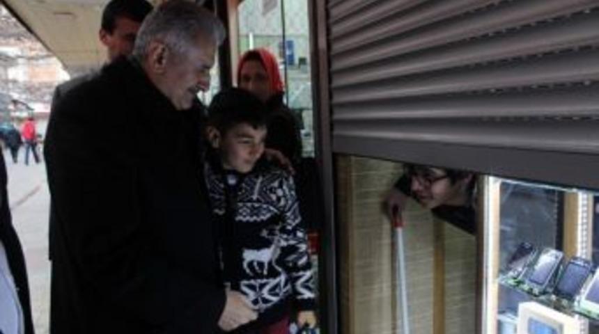 Binali Yıldırım&rsquo;ı G&ouml;ren &Ccedil;ocuk Heyecandan Kepenk Kapattı