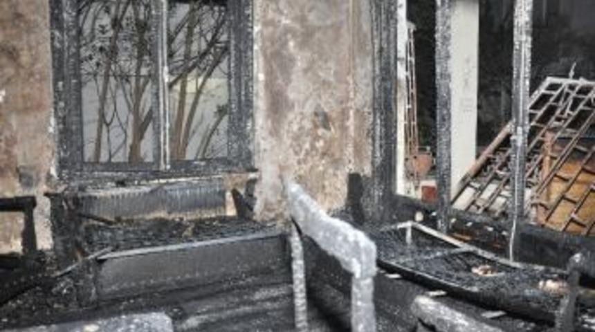 Kadık&ouml;y&rsquo;de 3 Kişiyi Rehin Alan Şahıs Daha Sonra Evi Ateşe Verdi