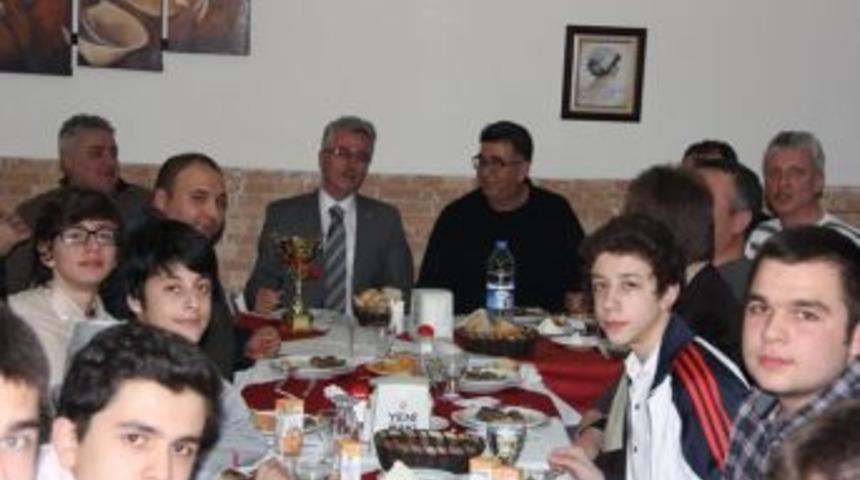 Kırklareli Belediye Başkanı &Ccedil;ağlayan, Belediyespor Oyuncuları İle Bir Araya Geldi