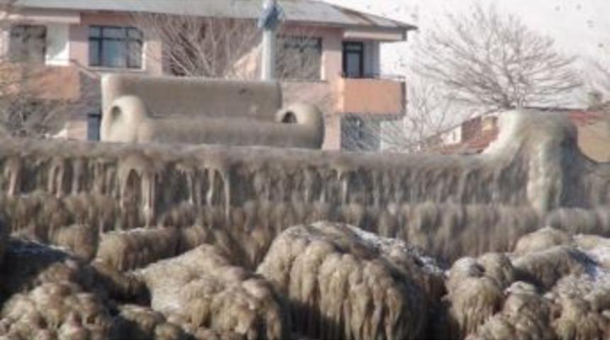 Van G&ouml;l&uuml; Sahilleri Kutupları Aratmıyor