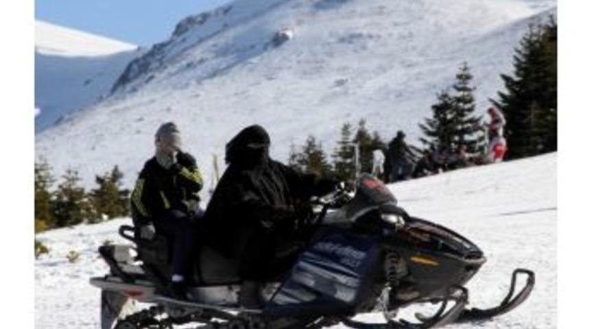 (&ouml;zel Haber) &Ccedil;arşaflı Arap Turistler Uludağ'da Kar Motoru Kullanırsa