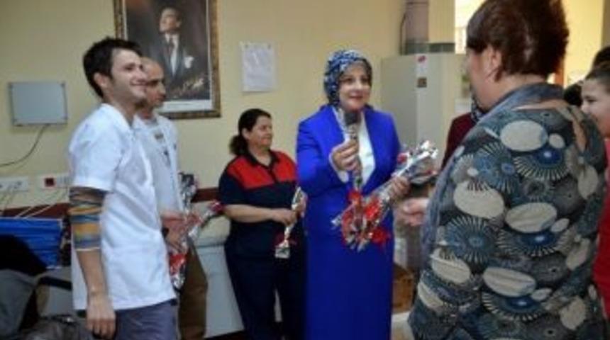 Bayan Ayyıldız&rsquo;dan Hastalara Ziyaret