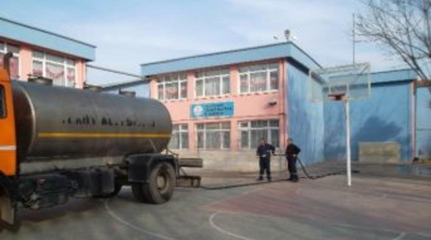 İzmit'te Okul Bah&ccedil;elerinde Temizlik