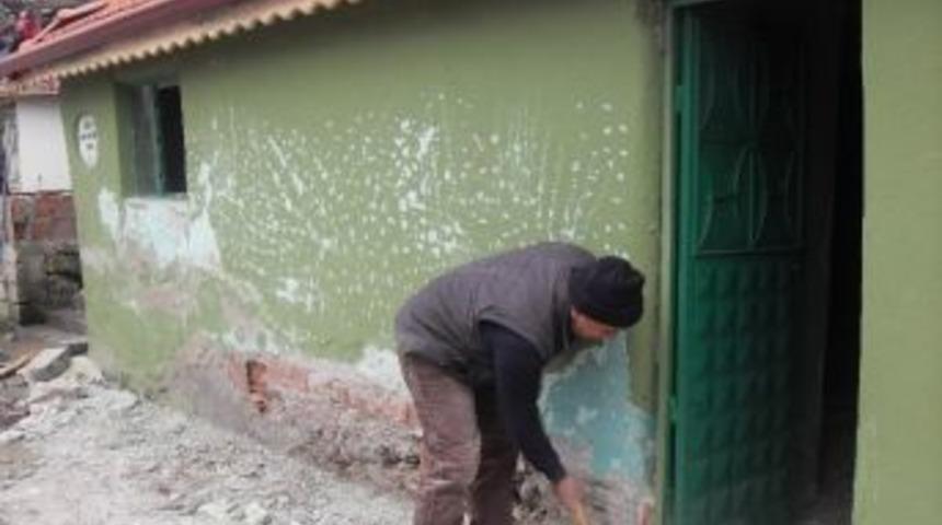 İzmit'te &Ccedil;orbacı Arap Dede T&uuml;rbesi Onarılıyor