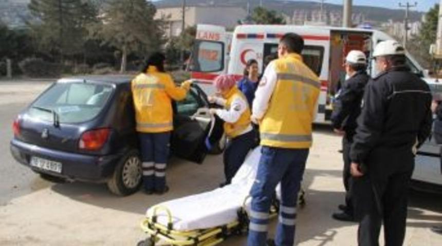 Kadın Öğretmen Kırmızıda Duran Otomobile Çarptı