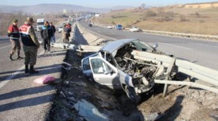 Bariyer Otomobile Ok Gibi Saplandı: 2 &Ouml;l&uuml;, 3 Yaralı