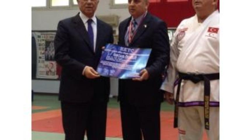 D&uuml; &Ouml;ğrencisine Kktc&rsquo;den Spor Oscar&rsquo;ı Verildi