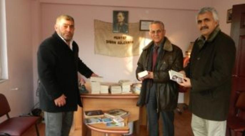 Kaymakam Muhtarlara Kitap Hediye Etti