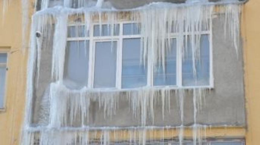 Erzurum&rsquo;da Bir Binada Oluşan Buz Sarkıtları Şaşırttı
